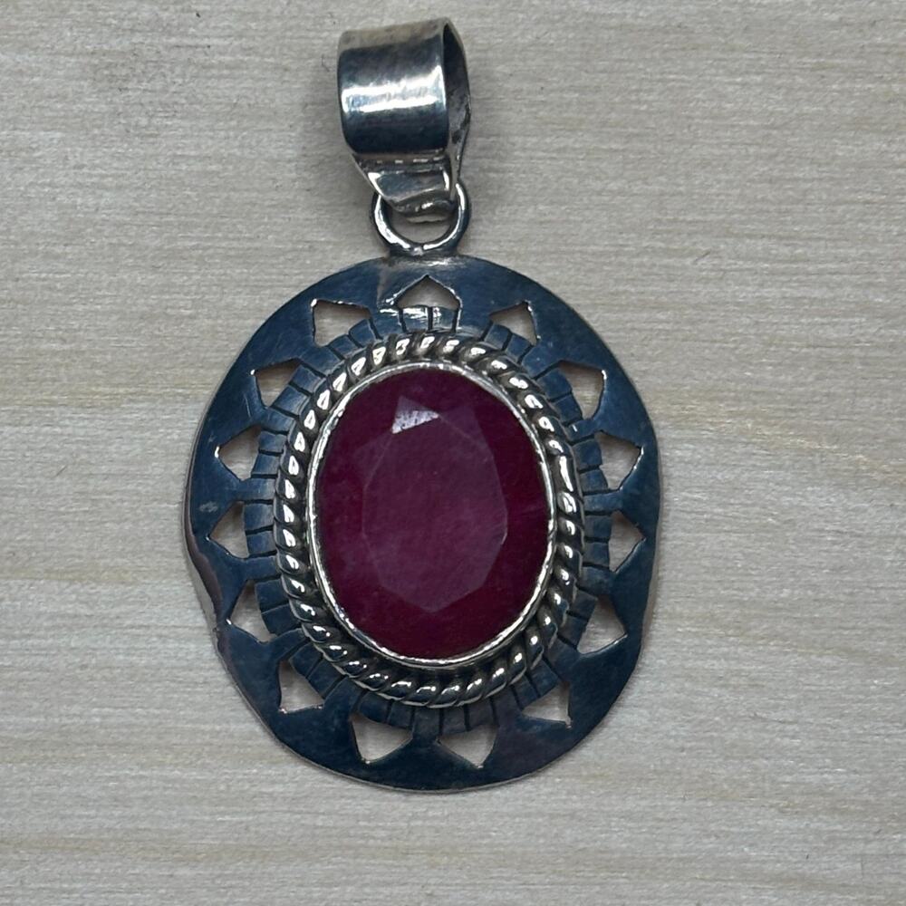 Vintage 925 Sterling Silver Oval Indian Ruby Pendant Geometric Cutout Border - Picture 7 of 7